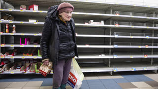 מדפים ריקים בסופר בקייב