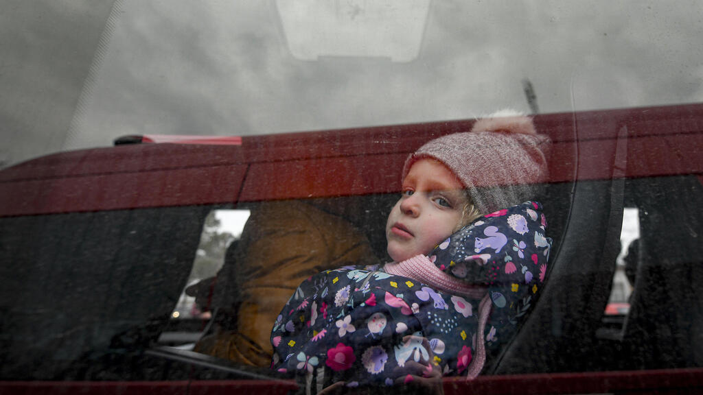 ילדה באוטובוס בגבול רומניה