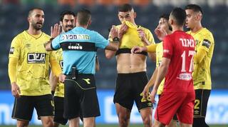 שחקני בית"ר ירושלים עם רועי ריינשרייבר