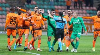 שחקני כפ"ס ונס ציוונה מקיפים את מיתר שמש