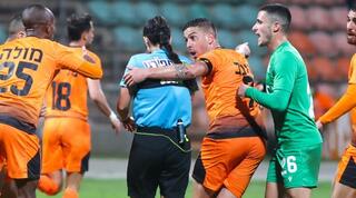 שחקני כפ"ס ונס ציונה מקיפים את מיתר שמש