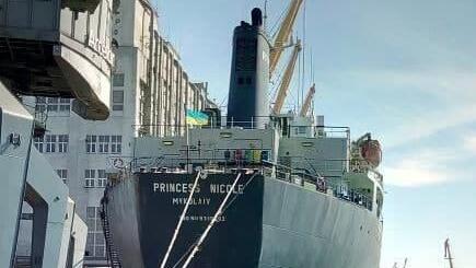 אוניית הנסיכה ניקול עם דגל אוקראינה