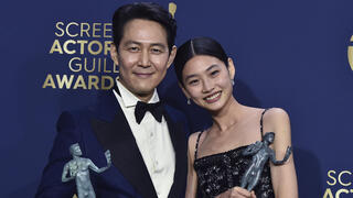 כוכבי "משחק הדיונון", ג'ונג הו-יאון ולי ג'ונג ג'ה, בטקס פרסי ה-SAG