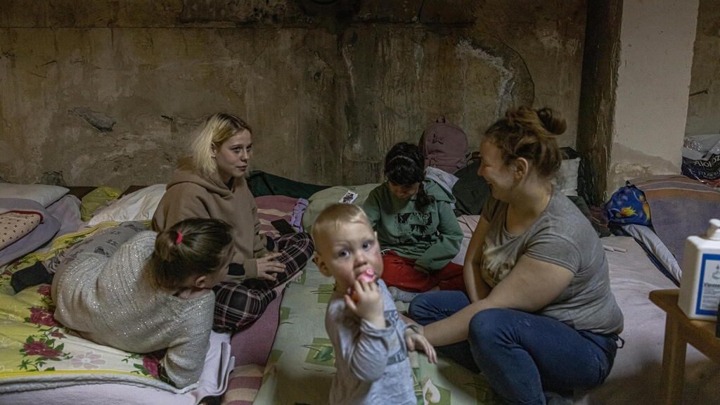 קייב אוקראינה נשים וילדים במקלט מתחת ל בית חולים לילדים 