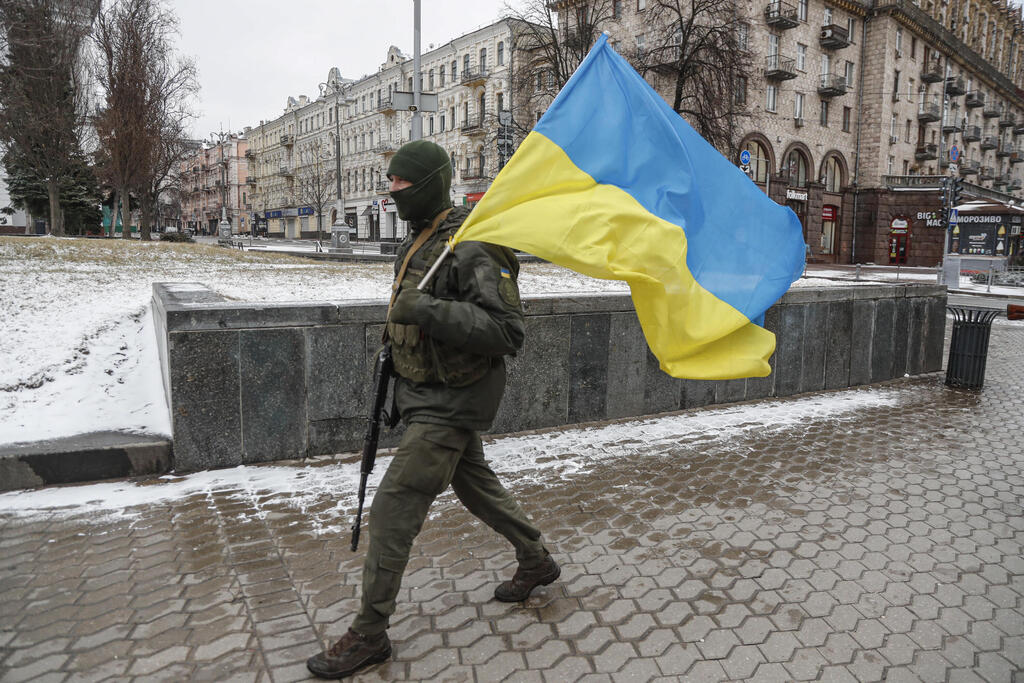 חיילים אוקראינים מסיירים ברחובות קייב עם דגל אוקראינה קייב אוקראינה מלחמה משבר מבצע פלישה  
