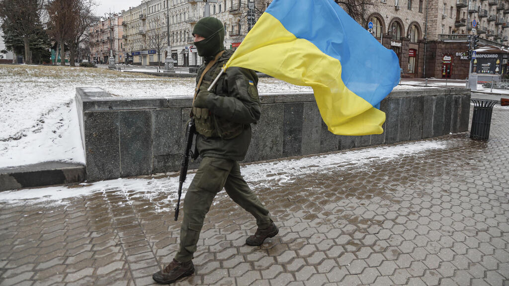 חיילים אוקראינים מסיירים ברחובות קייב עם דגל אוקראינה קייב אוקראינה מלחמה משבר מבצע פלישה  
