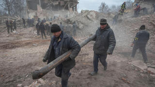 פינוי הריסות בניין ב בסיס צבאי שהופצץ ב סומי אוקראינה