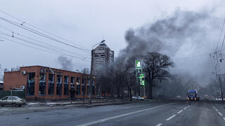 עשן עולה מ בניין ל אחר פיצוץ על רקע ה פלישה של רוסיה ל אוקראינה מלחמה משבר אש 