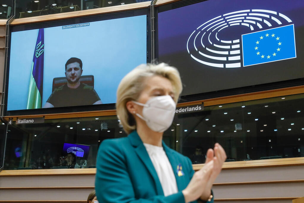 Речь Зеленского в парламенте Евросоюза транслировалась по зуму (Фото: EPA) נשיא אוקראינה בנאום וידאו בפרלמנט האירופי