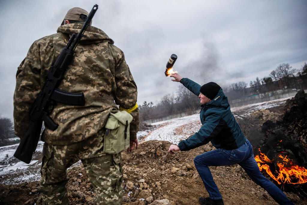 ז'יטומיר אזרחים מתאמנים בהשלחת בקבוקי תבערה  מולוטוב אוקראינה רוסיה משבר מלחמה 