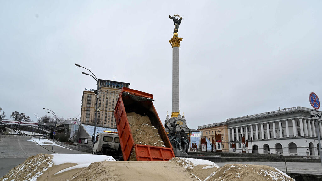 משאית שופכת חול ב קייב אוקראינה מלחמה משבר הגנות היערכות כיכר ה עצמאות 