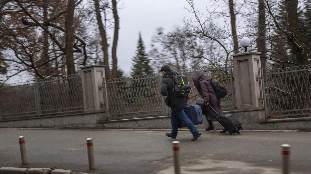 זוג רץ לתחנת הרכבת רכבת בזמן אזעקה מלחמה באירופה אירופה קייב אוקראינה משבר רוסיה פלישה