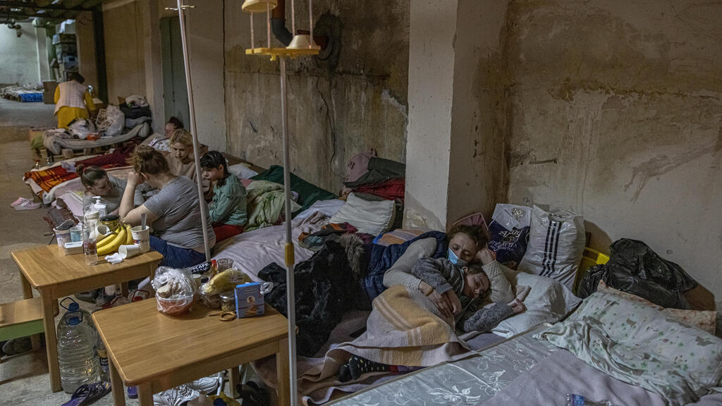 אמהות וילדים מסתתרים במרתף של בית חולים בקייב