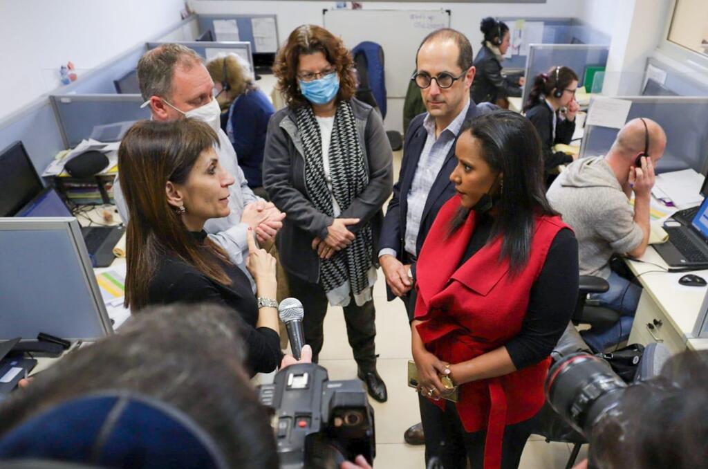 Министр алии проверяет работу диспетчерских служб для репатриантов (Фото: Нага Маласа, министерство алии (архив) Министр алии Пнина Тамано-Шата