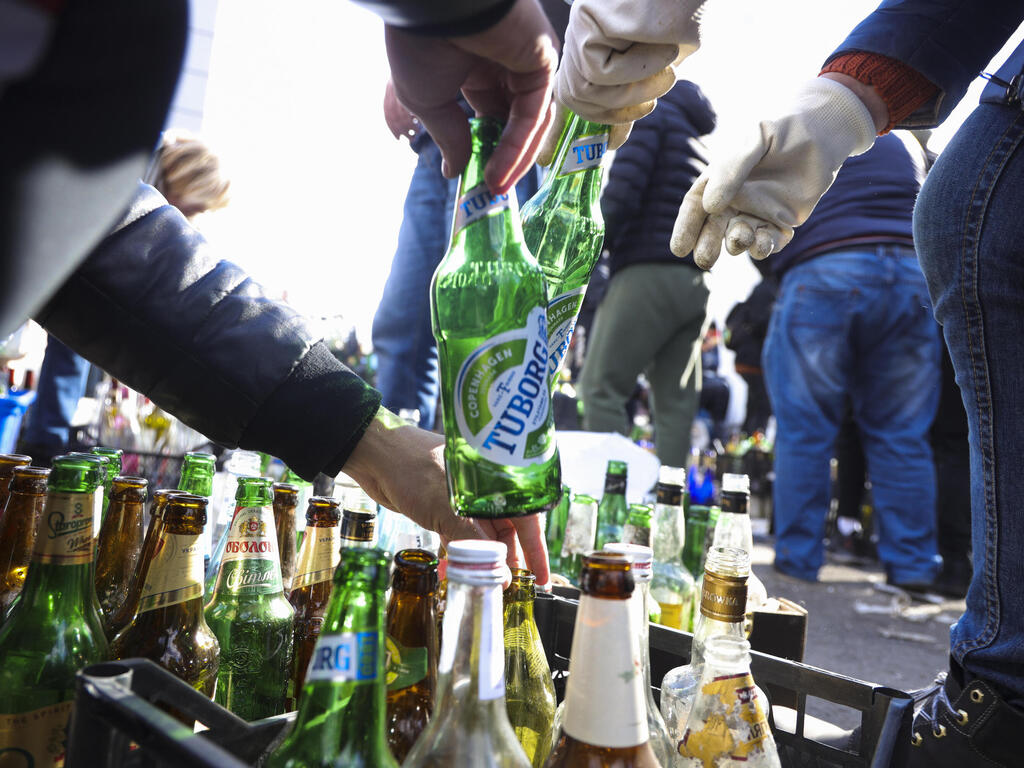 מכינים ב אוקראינה בקבוק תבערה בקבוקי תבערה עקב מלחמה עם רוסיה בעיר דניפרו