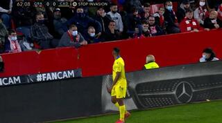 קרלוס אקאפו והאוהד שביצע תנועה גזענית