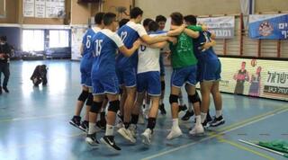 שחקני גלילי חוגגים עליה לגמר