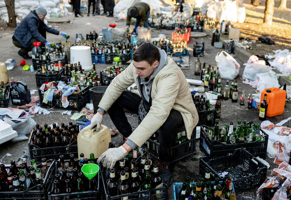 Ukrainians prepare Molotov cocktails (Photo: Reuters) מכינים ב אוקראינה בקבוק תבערה בקבוקי תבערה עקב מלחמה עם רוסיה בעיר ז'יטומיר