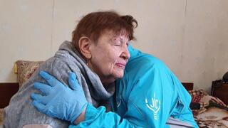  ניצולת שואה נטליה ברזהניה בת 88 עם מתנדבת של הג'וינט