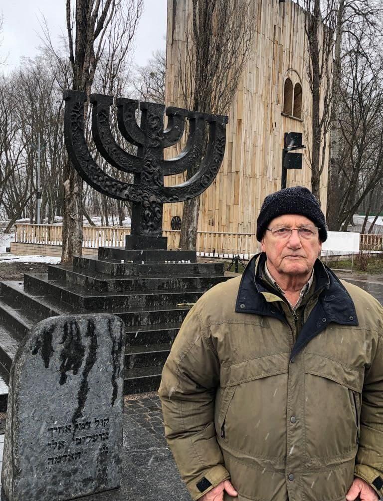 Israeli journalist in the unharmed Babyn Yar memorial after the explosion (Photo: Ron Ben-Yishai) רון בן ישי באנדרטת באבי יאר לאחר ההפצצה