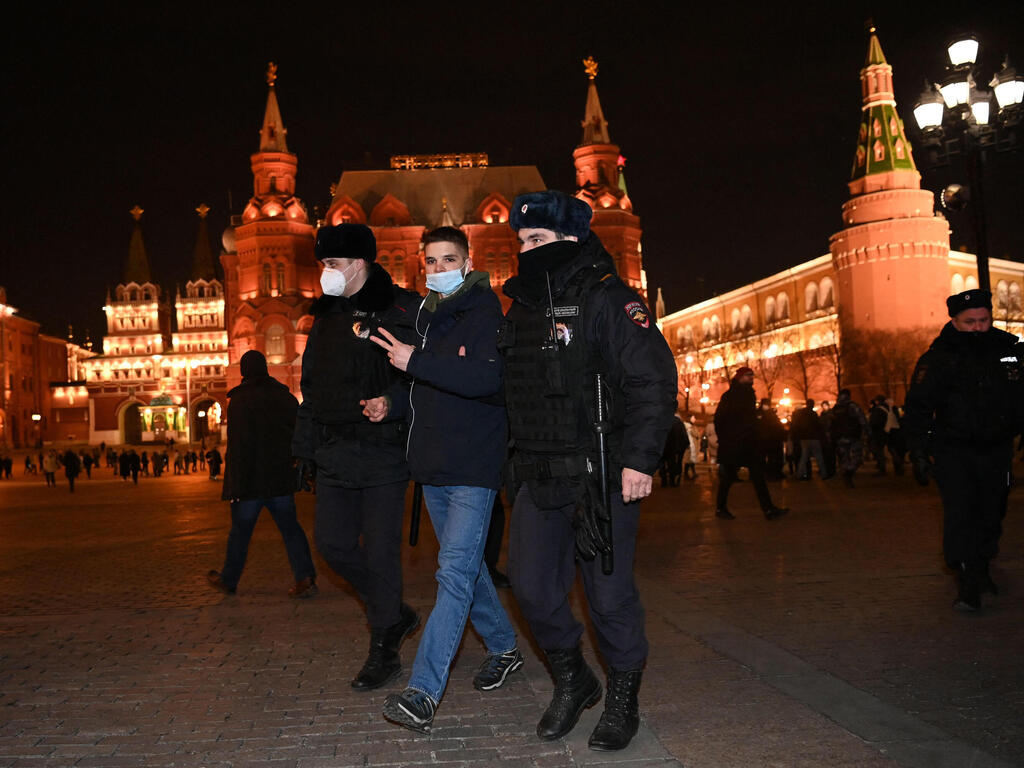 שוטרים עוצרים מפגין במוסקבה