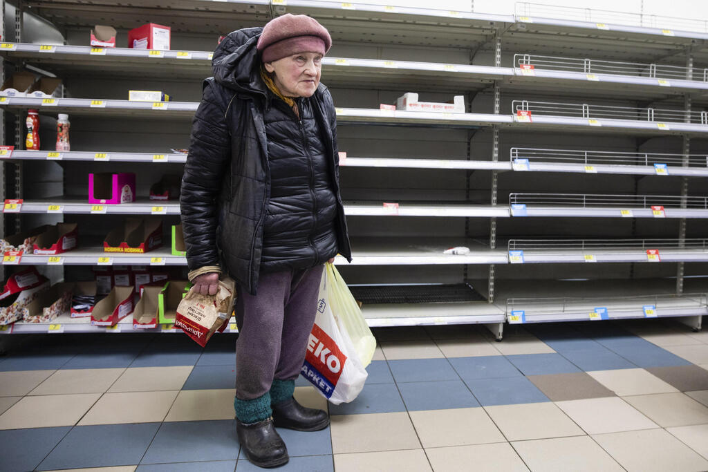 Store shelves and fridges bare amid food crisis in Kyiv 