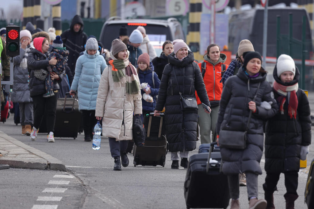 פליטים מ אוקראינה מגיעים ל גבול פולין