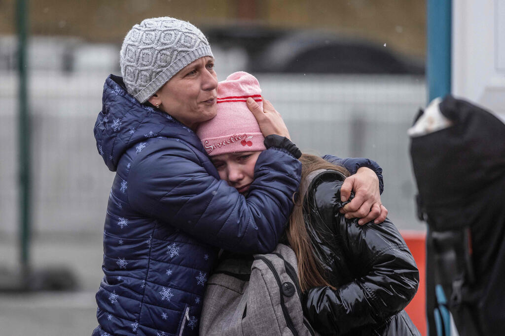 פליטים מ אוקראינה מגיעים ל גבול פולין