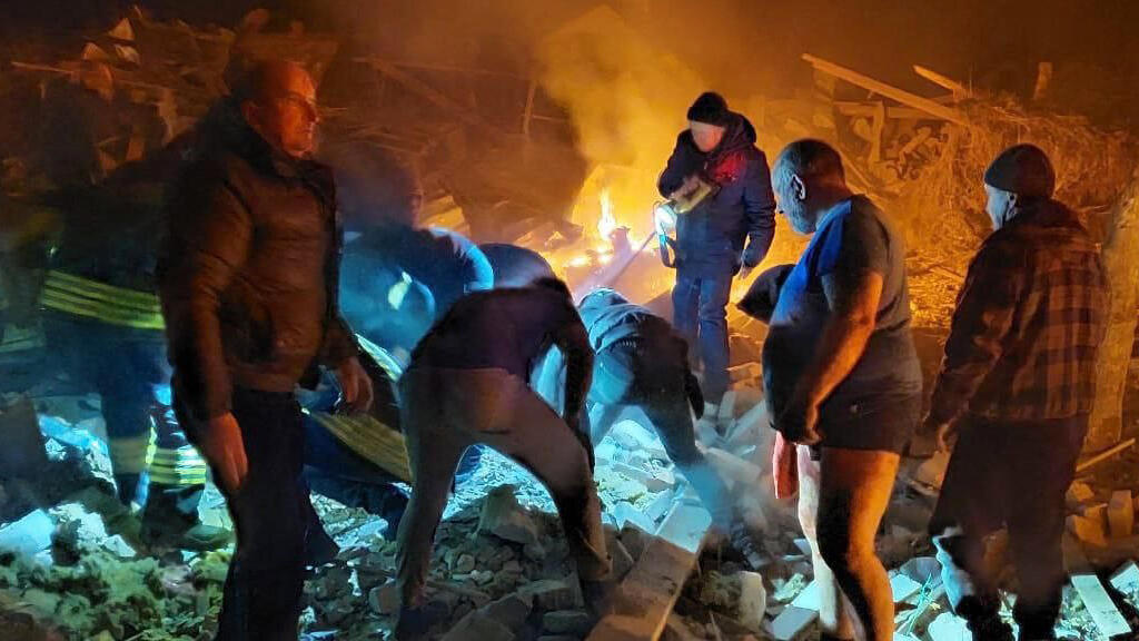 ז'יטומיר חילוץ הריסות שרפה כוחות הצלה  נהרסו בהפצצה משבר מלחמה רוסיה אוקראינה 