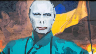 צרפת פריז גרפיטי כתובת קיר מלחמת אוקראינה רוסיה