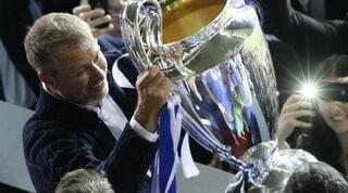 רומן אברמוביץ' עם גביע האלופות