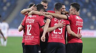 שחקני הפועל חיפה חוגגים