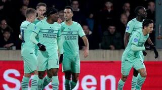 שחקני איינדהובן חוגגים עם ערן זהבי