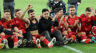 שחקני ב"ש חוגגים עם ברדה בסיום