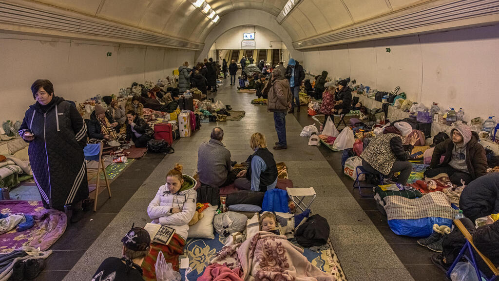 מסתתרים בתחנות הרכבת התחתית בקייב
