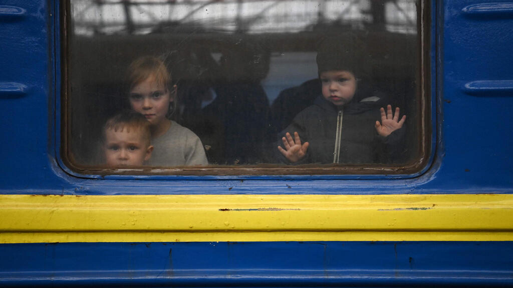 לבוב לביב ילדים עולים על ה רכב לפולין  פליטים משבר מלחמה רוסיה אוקראינה בורחים נמלטיםן 