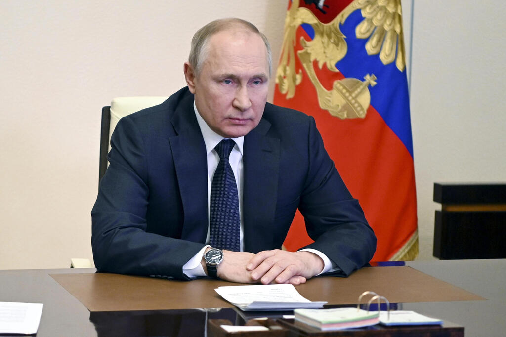 נשיא רוסיה ולדימיר פוטין מדבר ב מועצת הביטחון של ארצו מלחמה אוקראינה