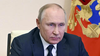 נשיא רוסיה ולדימיר פוטין מדבר ב מועצת הביטחון של ארצו מלחמה אוקראינה