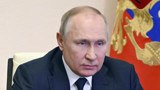 נשיא רוסיה ולדימיר פוטין מדבר ב מועצת הביטחון של ארצו מלחמה אוקראינה