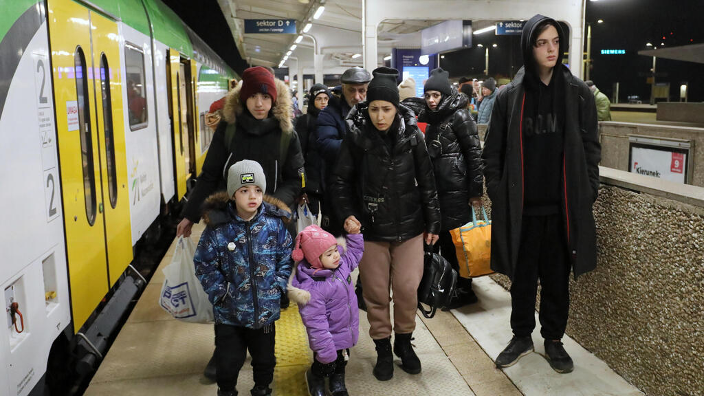 פליטים אוקראינים מגיעים לוורשה