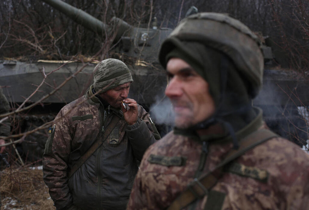 לוהנסק אנשי ארטילריה תותחנים אוקראינים שומרים על עמדות צבא משבר מלחמה רוסיה אוקראינה 