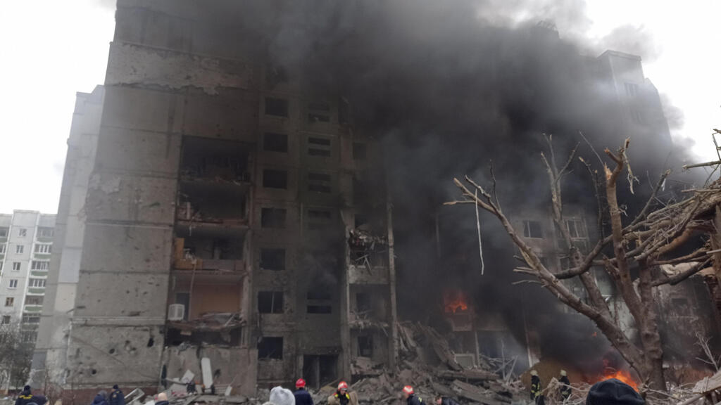 צ'רנייב אוקראינה הרס הריסות אשן שריפה הפצצות הפגזות מכבי אש כבאים משבר מלחמה רוסיה אוקראינה 