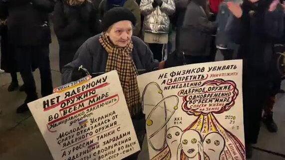 ילנה אוסיפובה קשישה רוסייה מ רוסיה שנעצרה ב סנט פטרסבורג במהלך הפגנה נגד ה מלחמה נגד אוקראינה