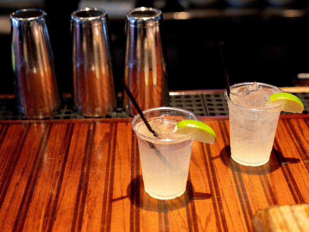 Коктейль Ukrainian Mule (Фото: AFP) ארה"ב רוני הקמן בר מכין קייב מיול במקום מוסקו מיול