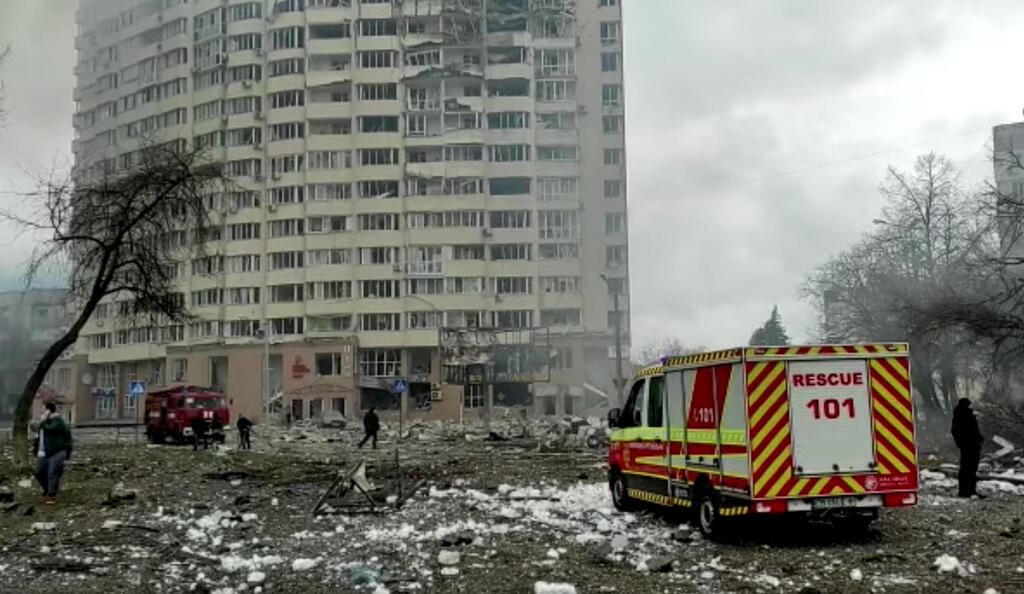 צ'רנייב אש עשן שריפות מכבי אש הרס נזק נזקים הריסות כוחות הצלה לוחמי אש בעקבות הפגזה הפצצה משבר מלחמה רוסיה אוקראינה 