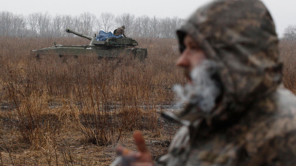 לוהנסק אנשי ארטילריה תותחנים אוקראינים שומרים על עמדות צבא משבר מלחמה רוסיה אוקראינה 