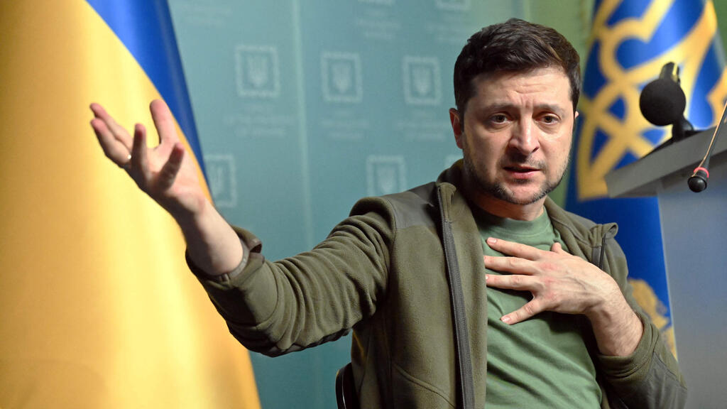 Volodymyr Zelensky speaking to journalists on Thursday (Photo: AFP) וולודימיר זלנסקי מסיבת עיתונאים מלחמה רוסיה אוקראינה