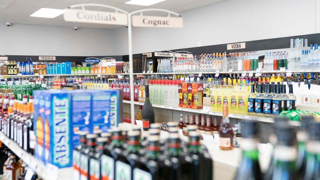 Магазин в штате Вирджиния. Российской водки нет (Фото: AFP) ארה"ב חנות אלכוהול וירג'יניה מורידים בקבוקי וודקה מ רוסיה