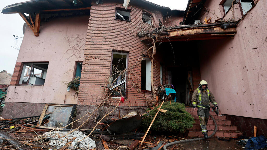 בית ש ניזוק מ הפגזות לאחרונה ב כפר האטנה  בעוד פלישת רוסיה ל אוקראינה נמשכת ב אזור קייב מלחמה משבר רוסיה אוקראינה 