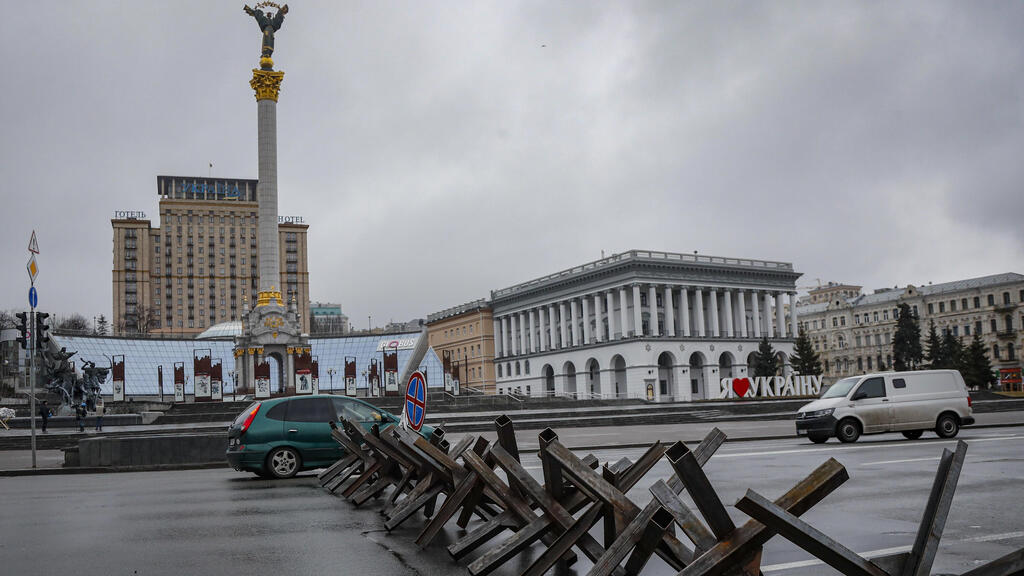 מחסום מאולתר ב כיכר המרכזית ב קייב אוקראינה מלחמה עם רוסיה